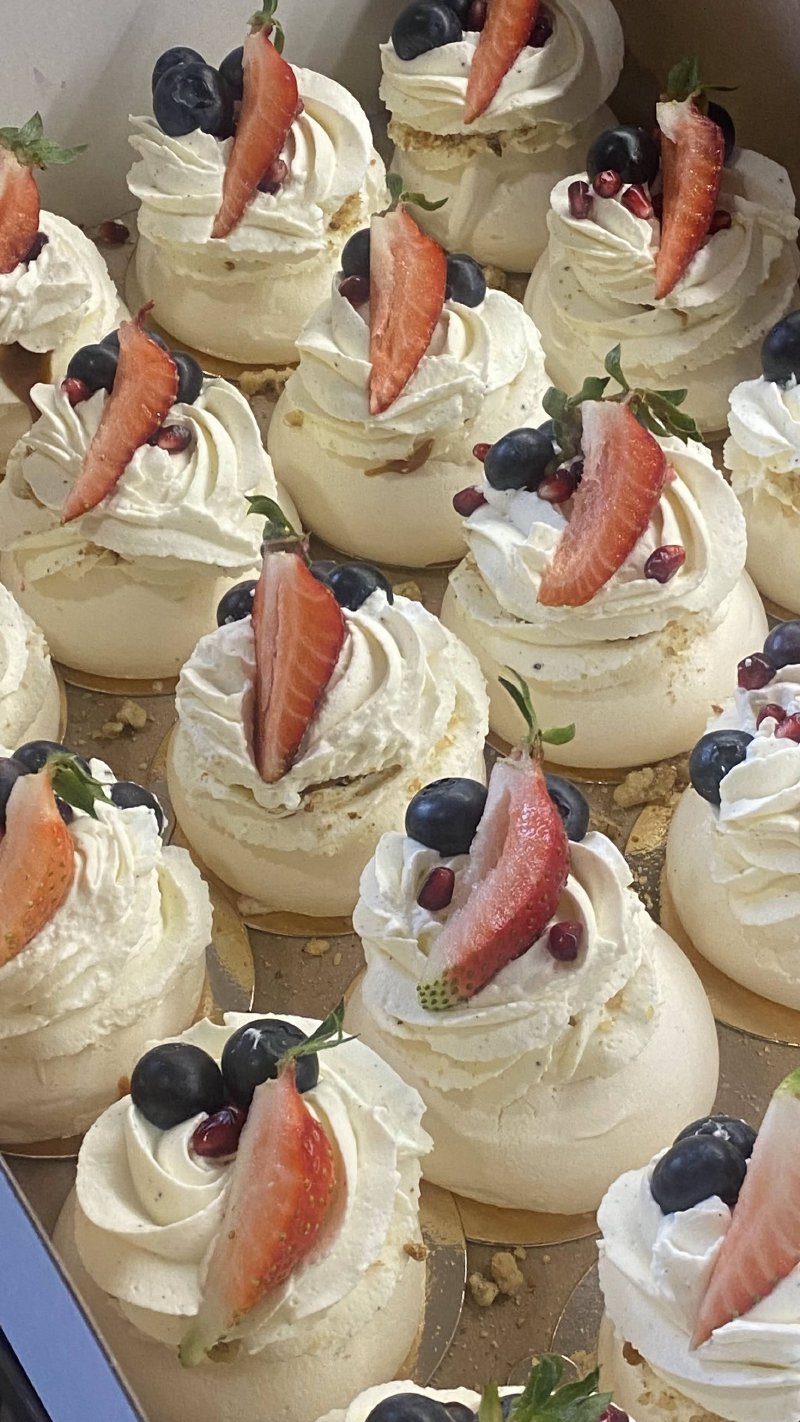 Zestaw eleganckich mini bez Pavlova zdobionych świeżymi owocami