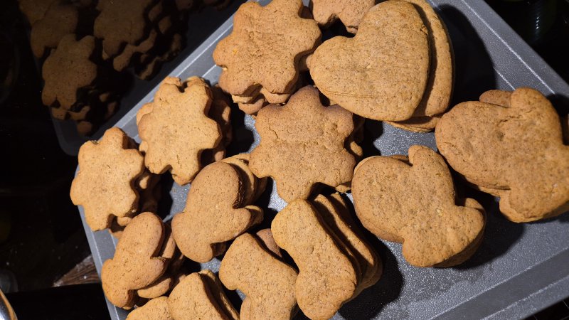 Zestaw prostych pierników o różnych kształtach na metalowej blasze