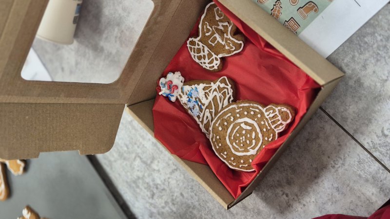 Zestaw świątecznych pierników dekorowanych lukrem w kartonowym pudełku