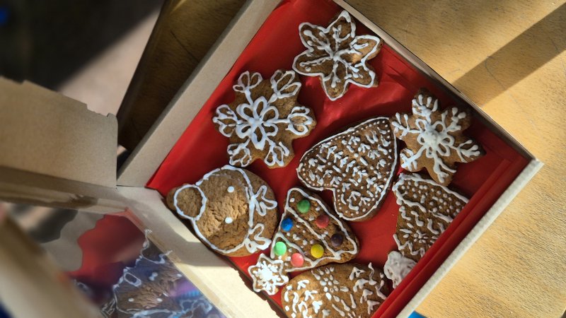 Pudełko z ręcznie lukrowanymi piernikami w świątecznych kształtach
