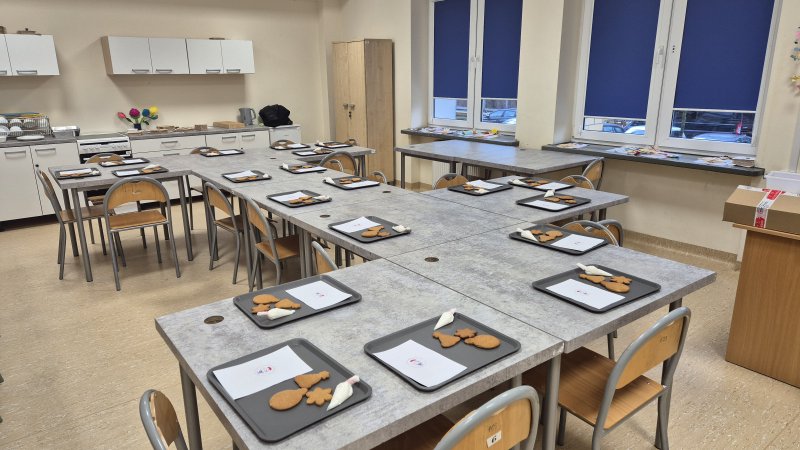 Sala warsztatowa z przygotowanymi stanowiskami do dekorowania pierników