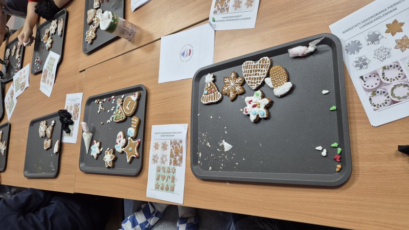 Tace z lukrowanymi, świątecznymi pierniczkami po warsztatach