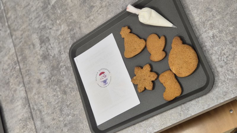 Zestaw do dekorowania pierników z różnymi kształtami i lukrem na tacy