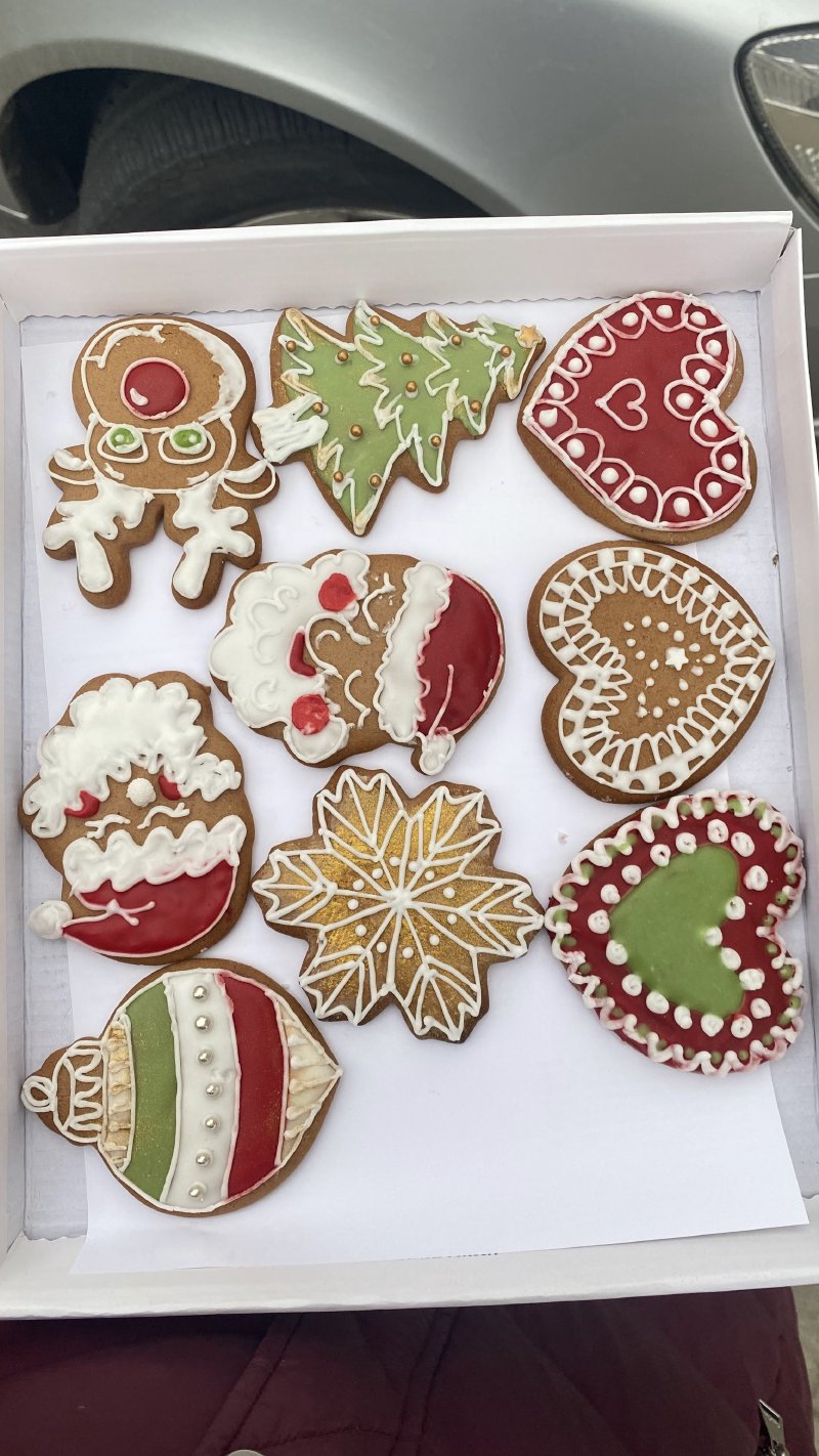 Zestaw ręcznie lukrowanych pierników świątecznych w kształcie figurek i ozdób