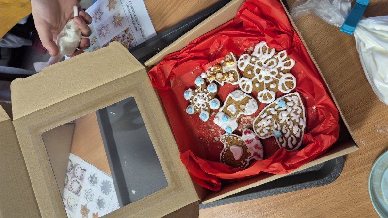 Zestaw świątecznych pierników zdobionych białym lukrem w pudełku